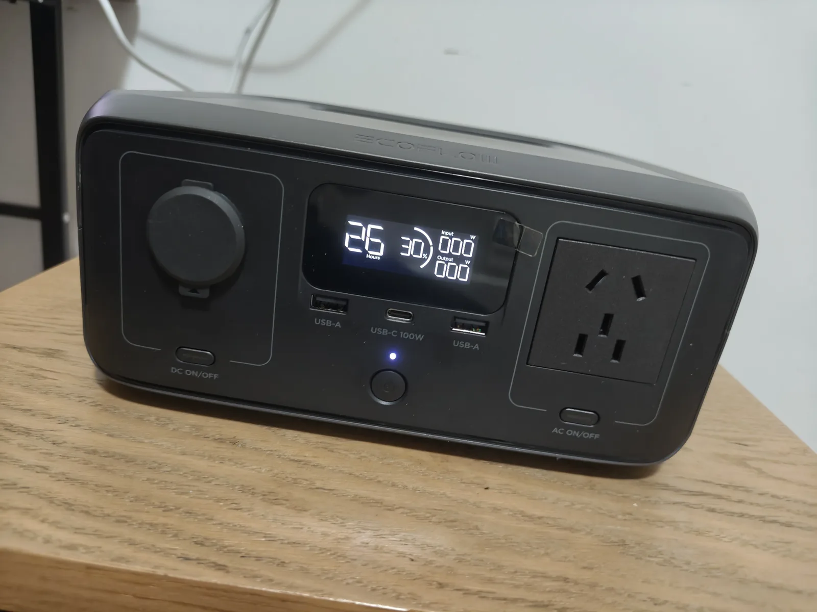 EcoFlow RIVER 3 front panel showing the car socket, two USB-A ports, USB-C 100W port, AC outlet, and display reading 000W input and output at idle before the charging test